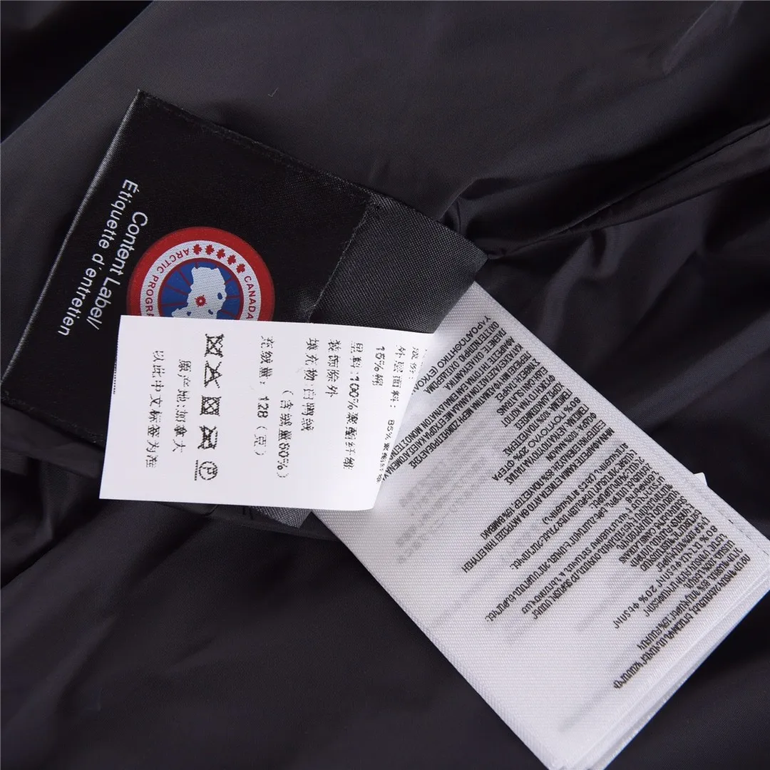 P320 Canada Goose Canada Goose #Freestyle Crew 4154M men's and women's vest down# ➖ Genuine synchronous anti-counterfeiting chip sensor! ➖ Imported Behringer embroidery machine to customize 10,000-needle embroidery logo! ➖ Imported 21-count polyester-cotton blended original fabric, using Feather-Light 10D waterproof coating fabric, made of 84.5% polyester fiber and 15.5% cotton, 100% the best feel in the entire network! ➖ The genuine official website uses the national standard 80 white duck down, and will never be misled by false claims such as 90 down or goose down! ➖ 100% nylon nylon lining with double double-layer sealing design to prevent velvet from running away. Top-grade polar fleece is used in the collar and pockets to keep warm and comfortable! ➖ Yoshida YKK provides original custom-made electroplated sliders. YKK two-way lockable zippers are tight and smooth and will not peel off paint! ➖ 3M composite original Velcro is durable, and all accessories and hardware are disassembled and customized!  SIZE: XS S M L XL XXL [Attached: Size chart]